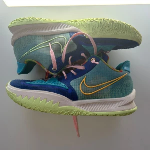 Kyrie 4 low ksf - Kyrie 4 low keep sue fresh använda max 20 ggr. Luktar fräsht och fungerar som de ska. Original box finns ej. hör av vid fundering