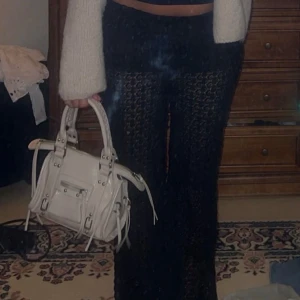 Svarta spetsbyxor med utsvängda ben - Säljer ett par svarta lågmidjade spetsbyxor! Köpta i Frankrike i en butik som heter Undiz💕 Inbyggda shorts och använda fåtal gånger! 