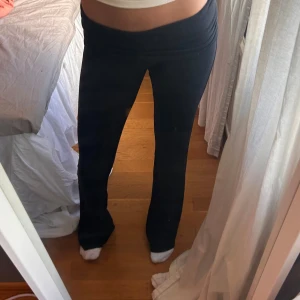 Svarta bootcut byxor med låg midja - Säljer ett par svarta byxor med låg midja och bootcut-snitt. De är stretchiga och sitter tajt upptill men släpper ut vid benen. Perfekta om du gillar en chill och trendig look. Passar till crop tops och sneakers.