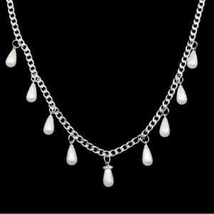 Silverhalsband med droppformade pärlor - Stilrent halsband i silverfärgad metall med kedja och hängande droppformade vita pärlor. Pärlorna ger en cool och elegant vibe, perfekt för att lyfta din outfit. Kedjan är medelbred och pärlorna är jämnt placerade runt hela halsbandet.