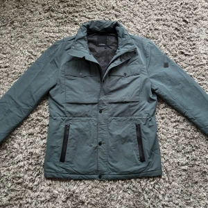 J Lindeberg field jacket  - Säljer denna riktigt feta j Lindeberg field jacketen!⭐️Skick : NYSKICK🙌Storlek L!🤝NYPRIS = 3500kr! Hör gärna av er om ni har funderingar!👍