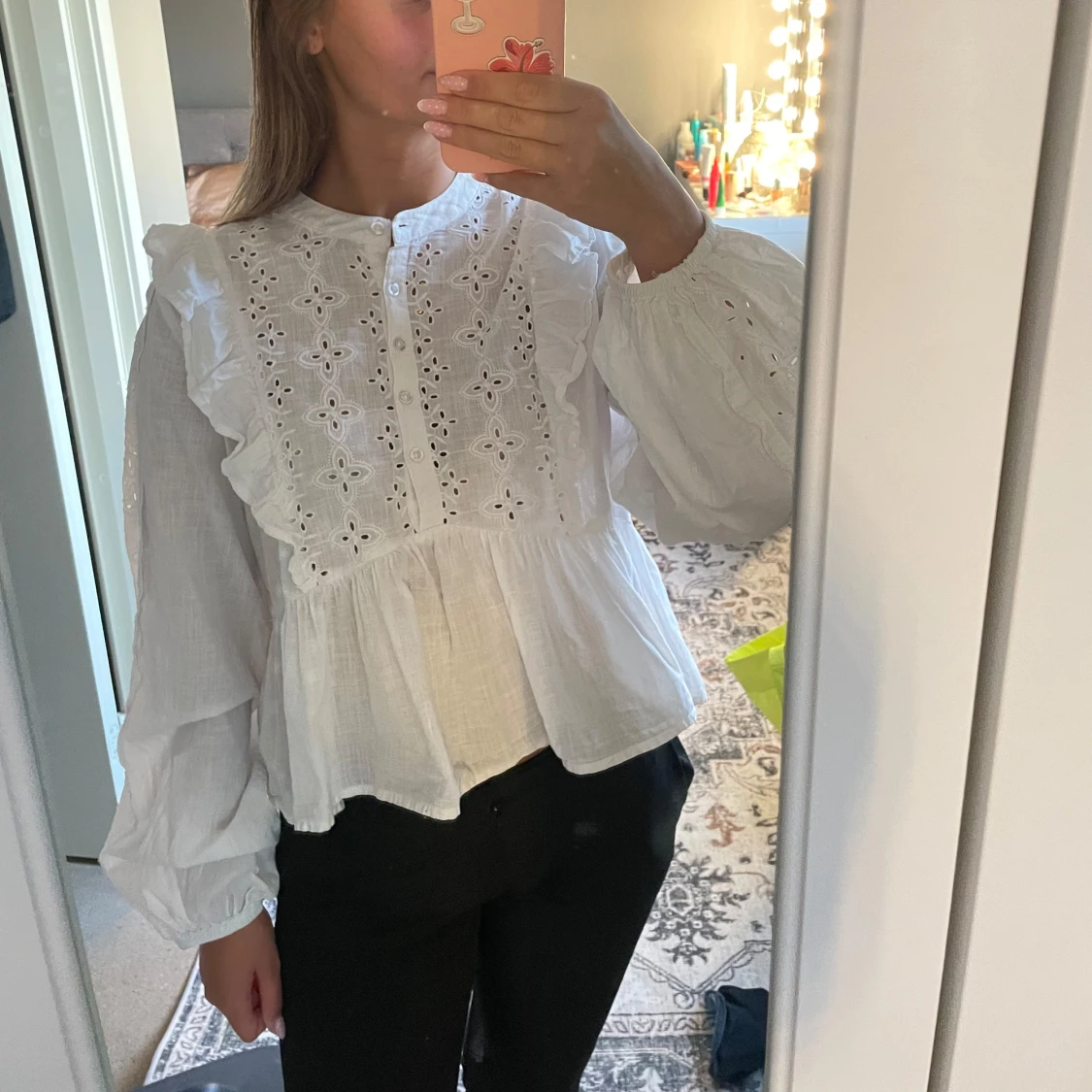 Vit blus med spets och volanger