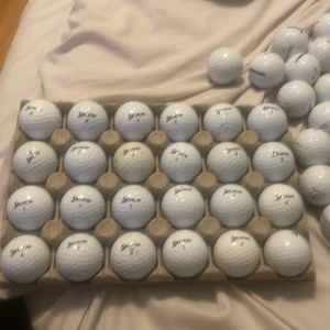 Srixon golfbollar mix 24 styck - Ett paket med flera Srixon golfbollar, perfekta för dig som vill ta ditt golfspel till nästa nivå. Passar både nybörjare och erfarna golfare som vill ha kvalitetsbollar till träning eller tävling.