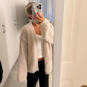 Beige stickad kofta i oversized modell - Supermjuk och fluffig beige stickad kofta med oversized passform och långa ärmar, här används endast några gånger 