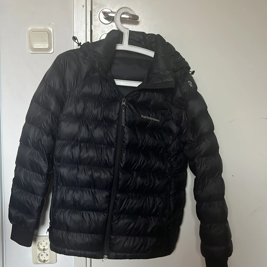 Svart dunjacka Peak Performance 