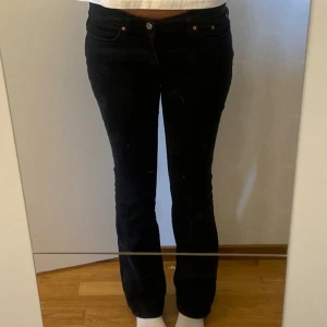 Svarta Jeans - Svarta bootcut jeans, säljer då de är för korta för mig som är 170. Inga defekter köpta för 500kr💞💞pris kan diskuteras 