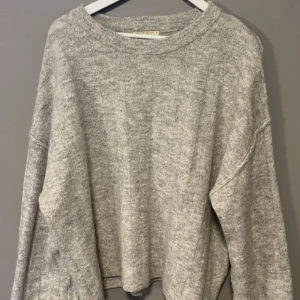 Grå stickad tröja från Gina Tricot - Supermjuk och oversized grå stickad tröja från Gina Tricot,