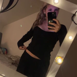 2 pack stickad tröja - Säljer en svart och en beige stickad långärmad tröja. De har snygg u-ringad hals och figurnära passform. Tröjorna är bekväma, och materialet är mjukt och stretchigt🥰 Båda tröjorna för 150kr. (Kommer bara sälja båda tillsammans)