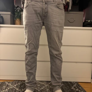 Gråa Jacob Choen - Tillverkade i mjukt bomullsmaterial med lite stretch för extra komfort. Priset är inte hugget i sten så bara o skriva om du har funderingar.