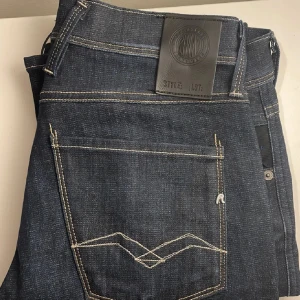 Replay Anbass jeans mörkblå herr - Snygga Replay Anbass jeans | Perfekta för dig som gillar stilrena jeans | Storlek W29 L32 |       Skick: ny utan prislapp                                   Toppen nu till hösten 🍁