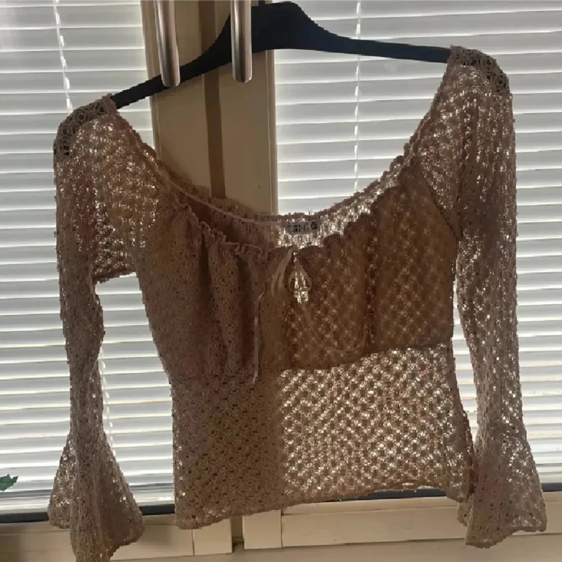 Beige spetsblus med trumpetärm - 4