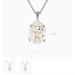 Silver halsband med droppformad kristall - Säljer mitt Caroline svedbom halsband i silver💕💕💕💕