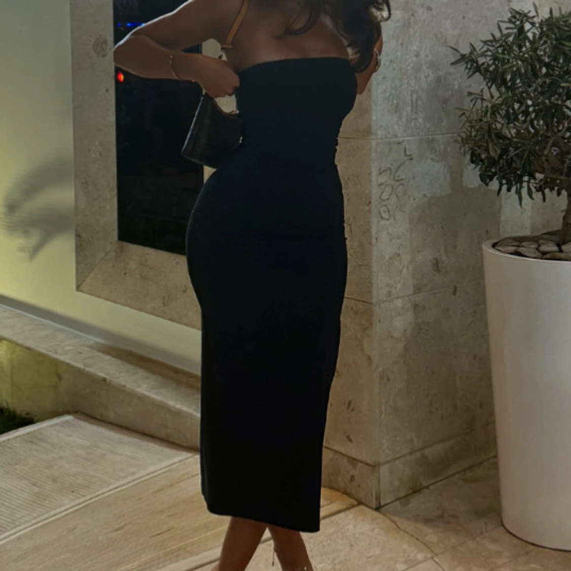 Svart axelbandslös långklänning - 1