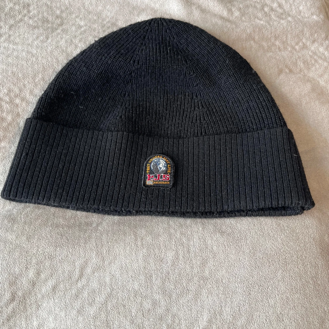 Svart ribbad mössa Parajumpers