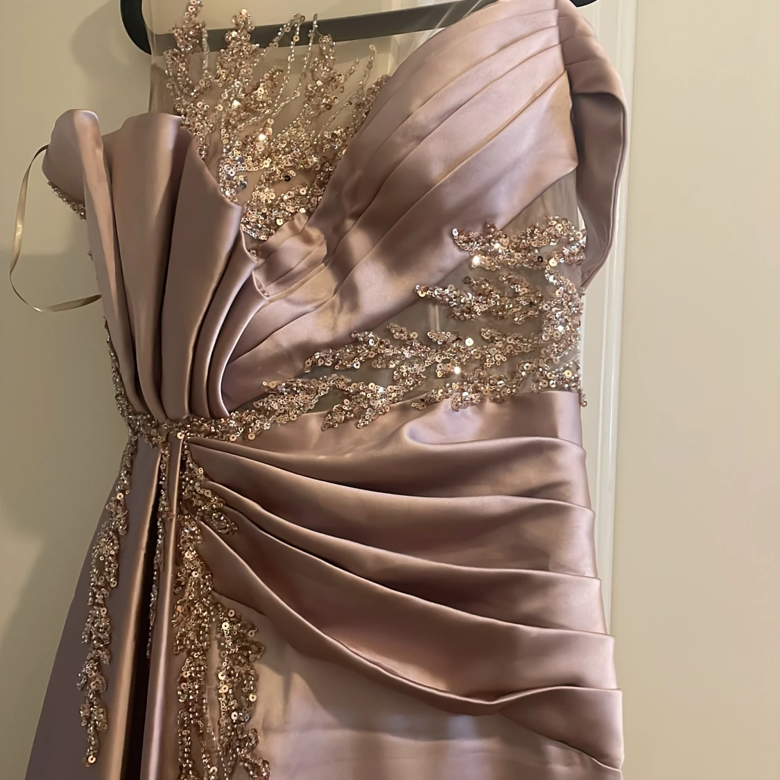 Champagnefärgad långklänning med paljetter - 4