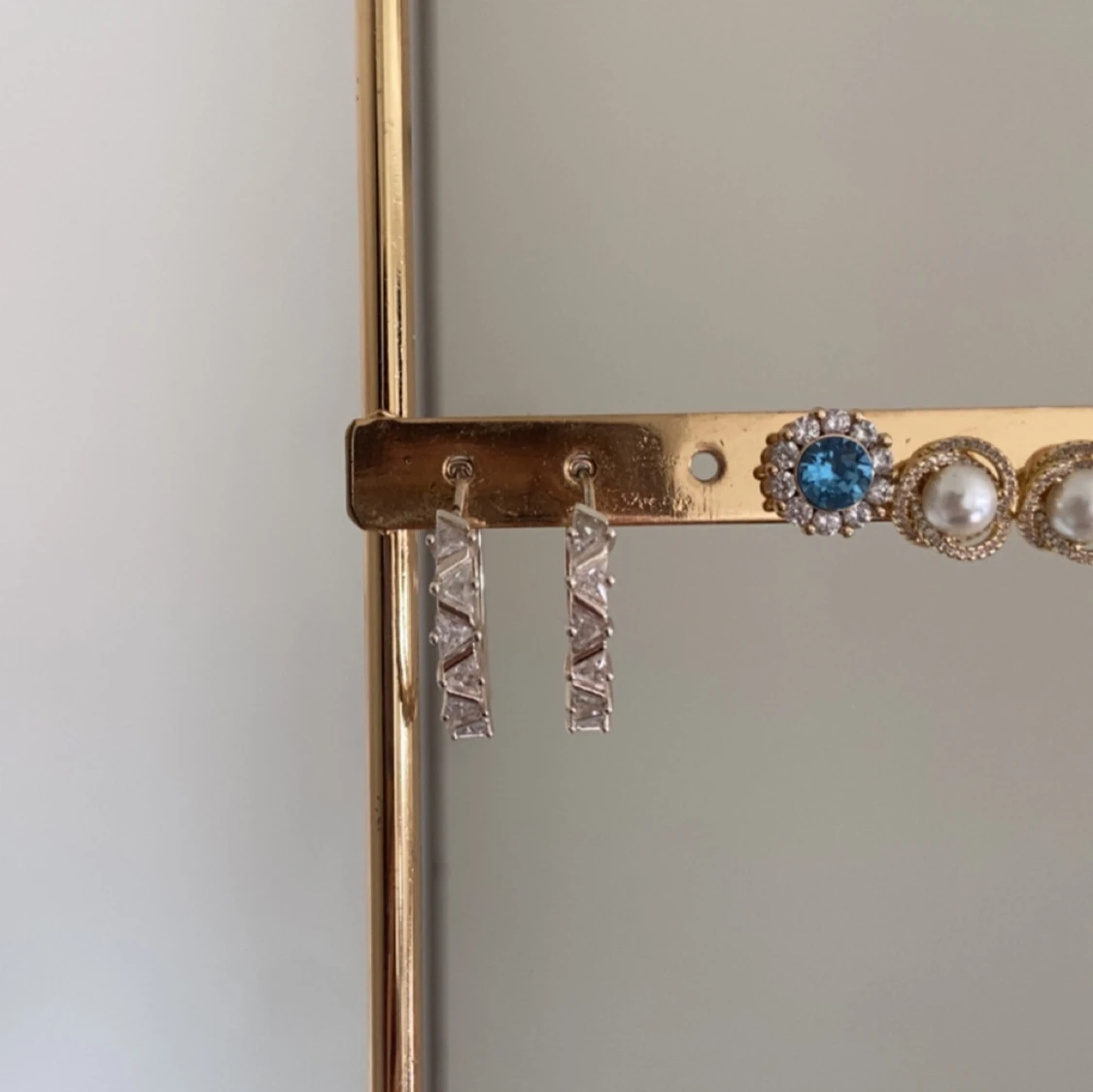 Två par glittriga silverörhängen - 1