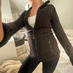 Svart Define jacket från lululemon - En sååå snygg svart lululemon define jacket i storlek 4❤️skulle säga att den passar xs/s! Använd helt ok mycket men ändå så fint skick❤️nypris 1300❤️