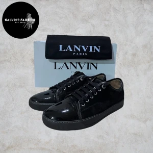 Lavin skor - Helsvarta Lanvin skor med glans. Skorna är i toppen skick ända defekten är att insidan är litet slitet (se bild 5). Storlek 8. Fråga gärna om innermått vid osäkerhet! Endast skorna samt en dustbag ingår.                                                               ~                                                                                         Nypris 4000-6000 kr | Vårt pris: 2699 kr                     Alla följare får rabatt- så följ!