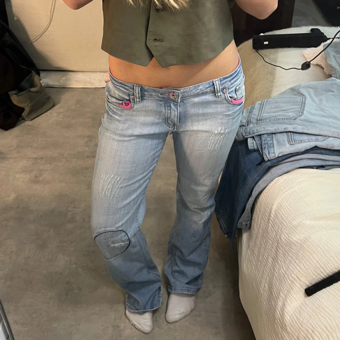 Ljusblå jeans med rosa detaljer - 2