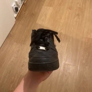 Svarta Nike Air Force 1 sneakers - Tjo ja säljer dom här skorna Nike air force 1s . Dom är ungefär 1 år gamla och behöver dom inte längre så ja tänker sälja dom. Dm vid intresse