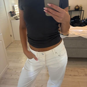 T-shirt med öppen rygg - Supersnygg T-shirt med öppen rygg! Passar till allt! Storlek M men passar även S💃