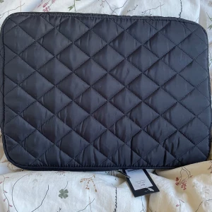 Svart datorfodral  - Jätte fint helt nytt datorfodral! Säljer det då det var för stort för min dator! (Ny pris 150 kr) Hör gärna av dig om du undrar något, köp gärna med Instabox då jag postar snabbast där! Kvar tills markerad som såld 🫶🏼💘💘