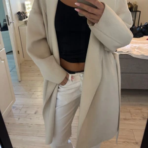 Kappa - Supersnygg vit/beige jacka från Bianca Ingrossos kollektion med Nelly. Storlek 40 men jag är 169 cm och bär vanligtvis storlek S. Gillar lite mer oversized kappor. 💃