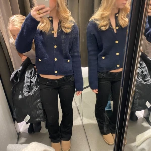 Mörkblå kofta från Zara med guldknappar - Snygg mörkblå kofta från Zara med rund hals och guldiga knappar framtill. Koftan har två fickor fram och är stickad i ett mjukt material. Långärmad och med en klassisk, lite croppad passform som ger en cool vibe till din outfit. Storlek L men funkar bäst för S/M