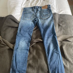 Blå jeans från Replay - Säljer ett par snygga blå jeans från Replay, modell Anbass. De har en slim fit passform och är i storlek W30, L32.
