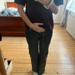 Svarta wide jeans från cubus XS - Säljer ett par svarta wide jeans från Cubus. Jeansen har en hög midja med vida ben samt klassisk femficksdesign. Materialet är jeans med dragkedja och knapp framtill. Perfekta för en avslappnad och trendig look. storlek xs/32.