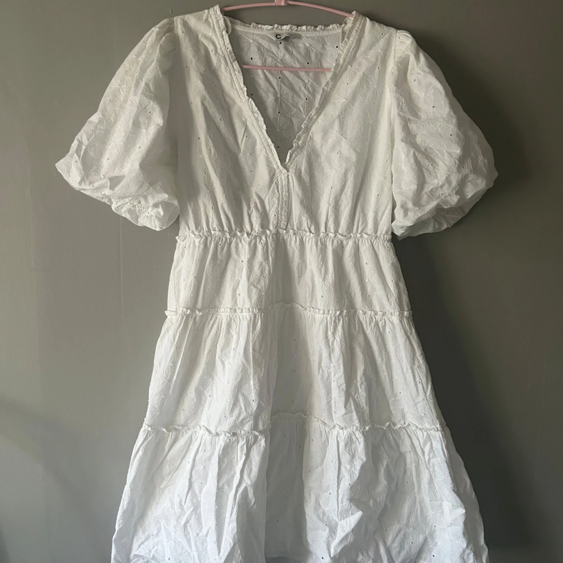 Vit broderad sommarklänning S