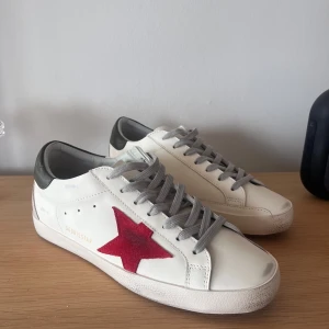 Golden Goose Red Star - Dessa stört snygga golden goose finns nu att köpa. Skorna är sprillans nya och aldrig använda. Denna modellen har hög efterfrågan och sällsynta på marknaden. (k0p1or). Suverän kvalite och känsla på fötterna. Självklart ingår box och dustbag. Storlek: 41. Priset på 2200 är satt pga efterfrågan. 🪿