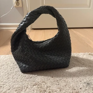Flätad väska - Fin grå flätad väska från Gina Tricot