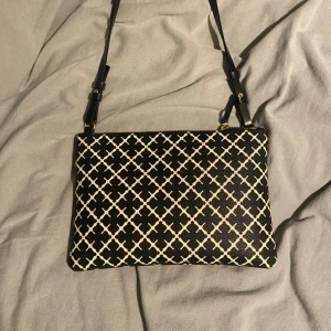 Handväska by Malene Birger - Supersnygg handväska från by Malene Birger. Väldigt bra skick och inget slitage osv. Det går inte att plocka bort axelbandet tyvärr. 