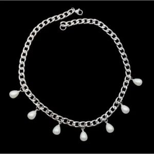 Silverfärgat halsband med pärldroppar - Chunky halsband i silverfärgad metall med sju droppformade vita pärlor som hänger längs kedjan. Perfekt för att ge din outfit en cool och trendig vibe. Lätt att matcha med både streetwear och mer dressade looks.