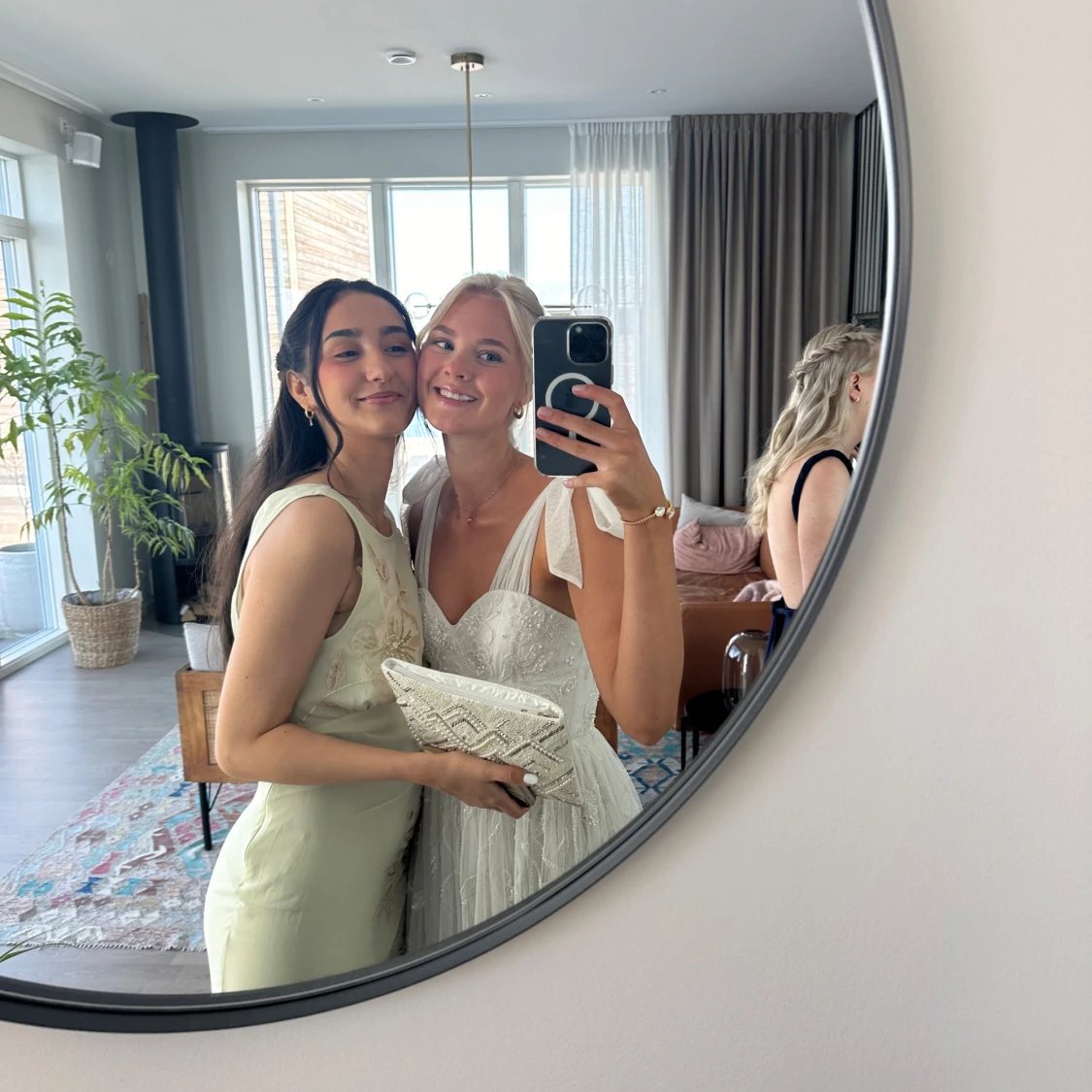 Vit klänning med spetsdetaljer - 2