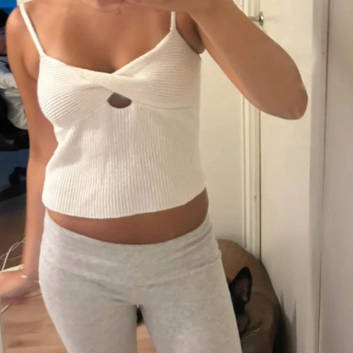 Vit ribbad linnetopp med cut-out