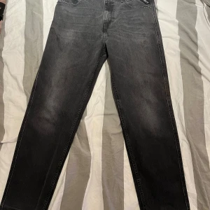 Replay svarta tapered jeans Sandot - Säljer ett par svarta jeans från Replay, modell Sandot med relaxed tapered fit. Jeansen har klassisk femficksdesign, snygga bakfickor och Replay-logga på linningen. Materialet är mjukt denim i bomull och passformen är avslappnat smalare nedtill. Storlek: Waist 31 Lenght 32. Priset går att diskutera vid snabb affär!