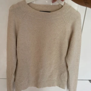 stickad tröja  - beige stickad tröja från vero moda! 