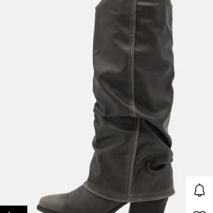Svarta boots  med klack - Snygga svarta boots i skinnimitation med hög klack och rynkad skaftdesign. Perfekta för att lyfta vilken outfit som helst. Helt nya oanvända✨köptes för 780kr
