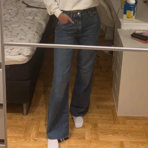 Mörkblåa raka jeans - Säljer ett par blå jeans från Gina Tricot med klassisk femficksmodell och snyggt wide fit. Jeansen har hög midja och raka, vida ben. 
