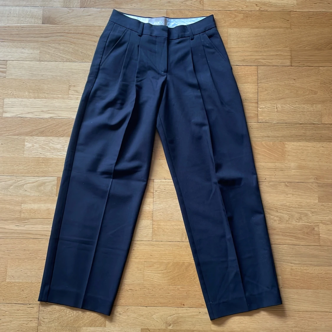 Svarta lågmidjade kostymbyxor från JJXX