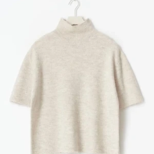 Kortärmad med krage Gina - Helt ny från Gina, aldrig använd. Säljer då jag ångra storleken 