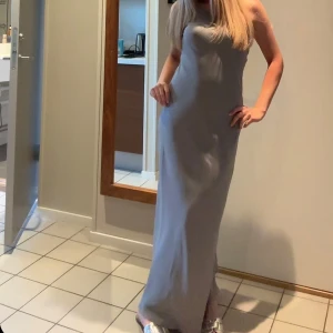 Klänning siden - Grå klänning i glansigt siden. Använd en gång. Perfekt för bal eller sittningar.