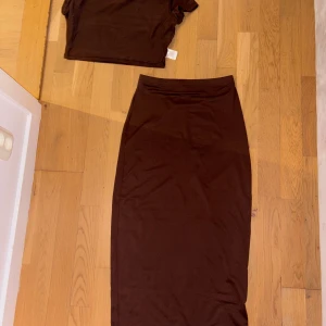 Brun croppad topp från SHEIN - Säljer en brun croppad topp från SHEIN i mjukt stretchigt material. Toppen har korta ärmar och en enkel, stilren design som passar perfekt till höga kjolar eller jeans. Gjord i polyesterblandning för en bekväm känsla.