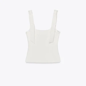 Zara topp - Jättefin och populär topp från zara med fina knyt detaljer. Använd ungefär 2 gånger. Storlek S, pris går att diskutera💕💕