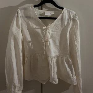 Cremevit blus med rosetter  - Jättefint skick! I storlek 158/164 vilket motsvarar ungefär XS💕