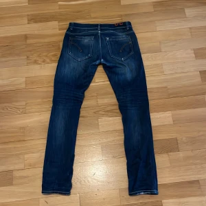 DONDUP jeans  - Säljer mina jeans ifrån dondup pågrund av att de blivit för små. Snygga slitningar och sköna. Storlek W30. Skriv om ni har några fler frågor 