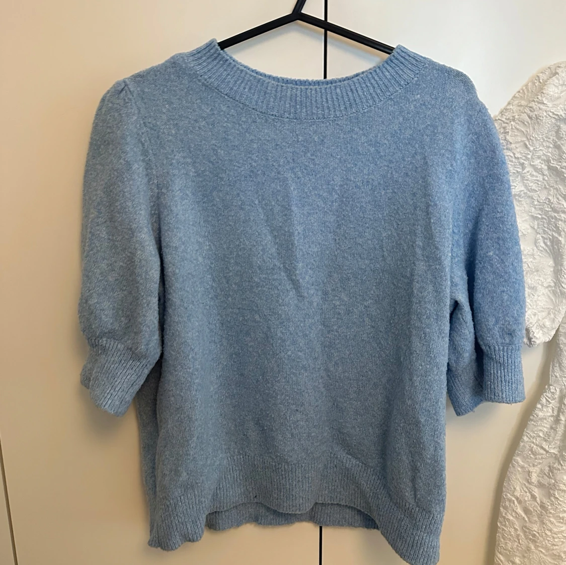 Ljusblå stickad tröja med puffärm - 1