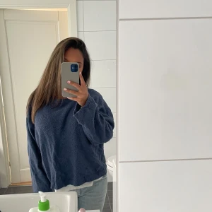 Mörkblå stickad tröja - Mysig mörkblå fleece tröja med loose fit och långa ärmar. Perfekt för chill dagar och när du vill ha det extra bekvämt. Tröjan har enkel design utan synliga detaljer och är lätt att matcha med jeans eller mjukisbyxor. Den är i storlek L men sitter bra på mig som har S/M.
